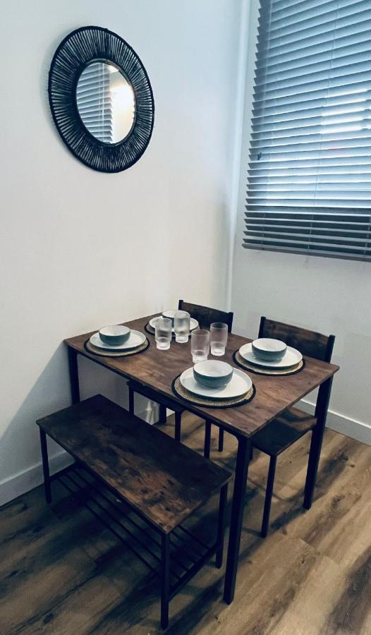 Burkhardt Hall- Parking Included- Sleeps 4 Apartman Swindon Kültér fotó