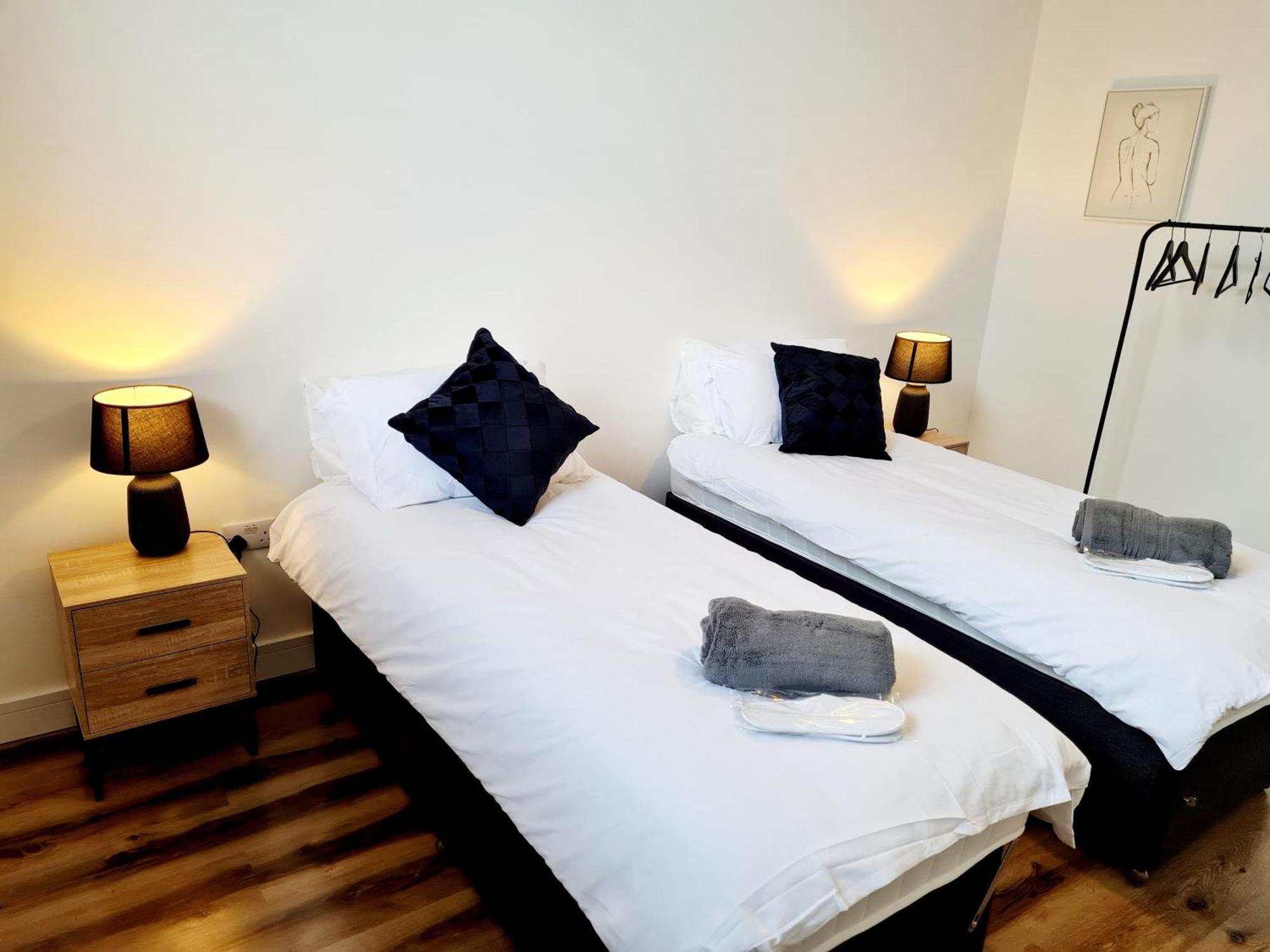 Burkhardt Hall- Parking Included- Sleeps 4 Apartman Swindon Kültér fotó