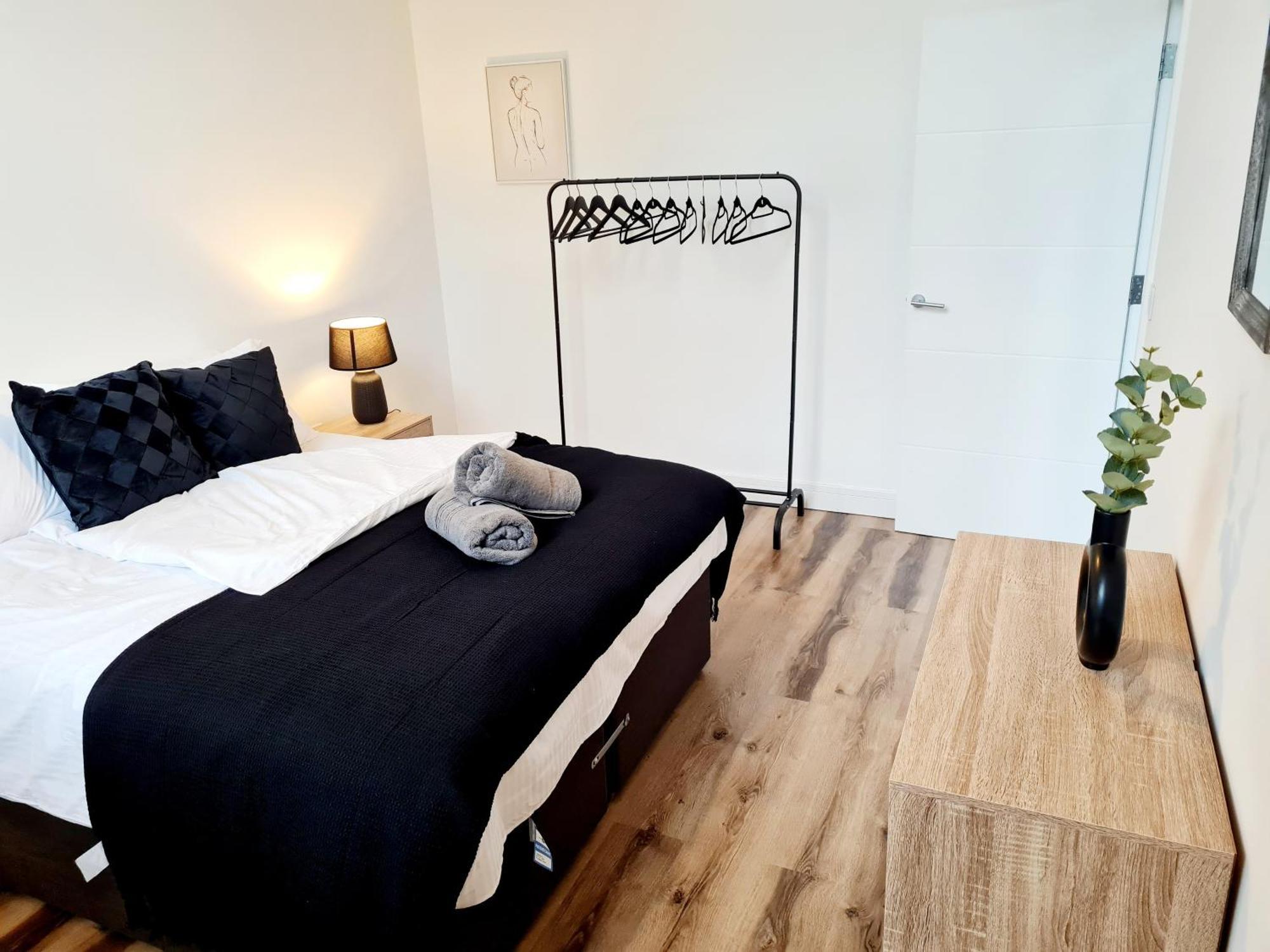 Burkhardt Hall- Parking Included- Sleeps 4 Apartman Swindon Kültér fotó